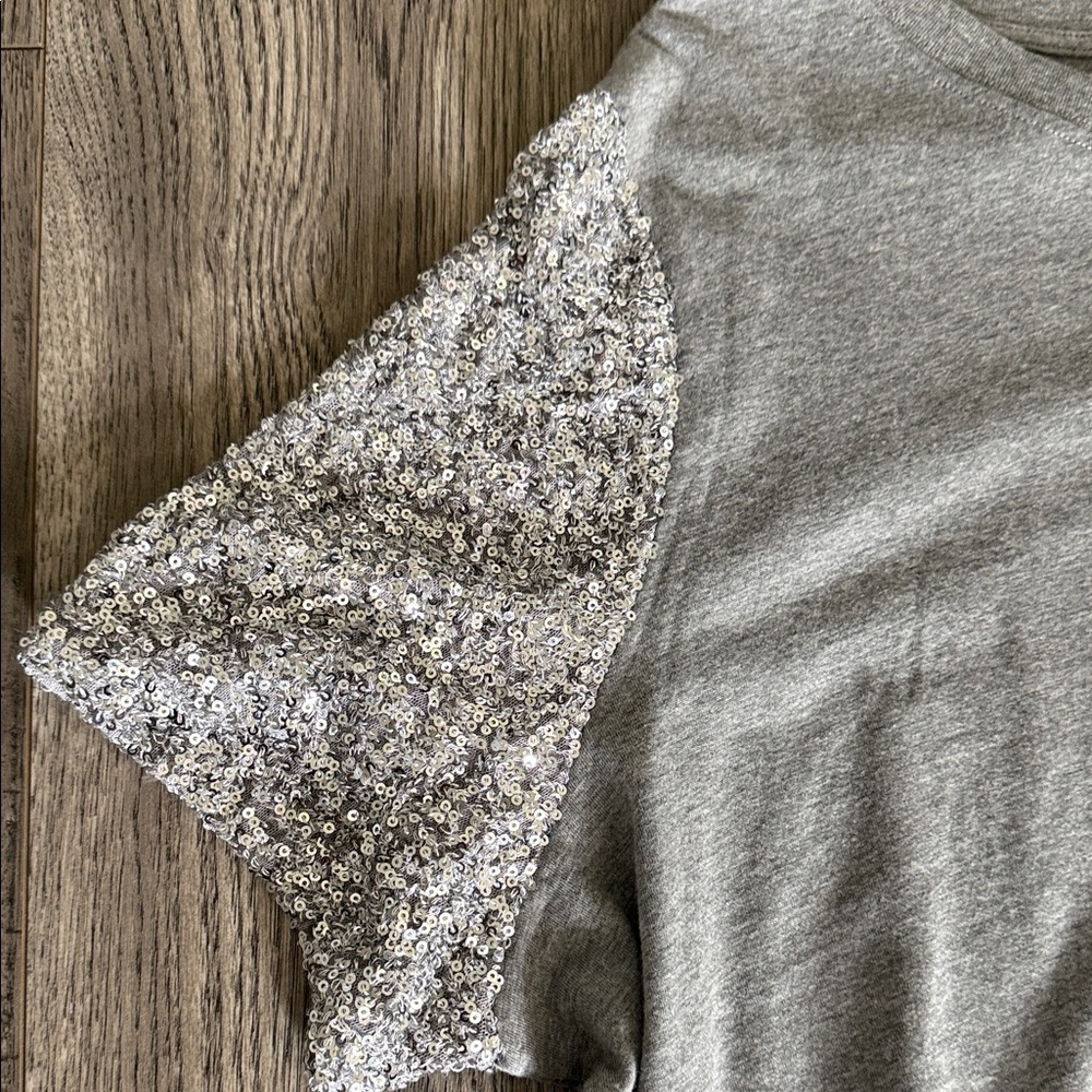 Universal Thread Gray Tee With Sequence Sleeves - image 4